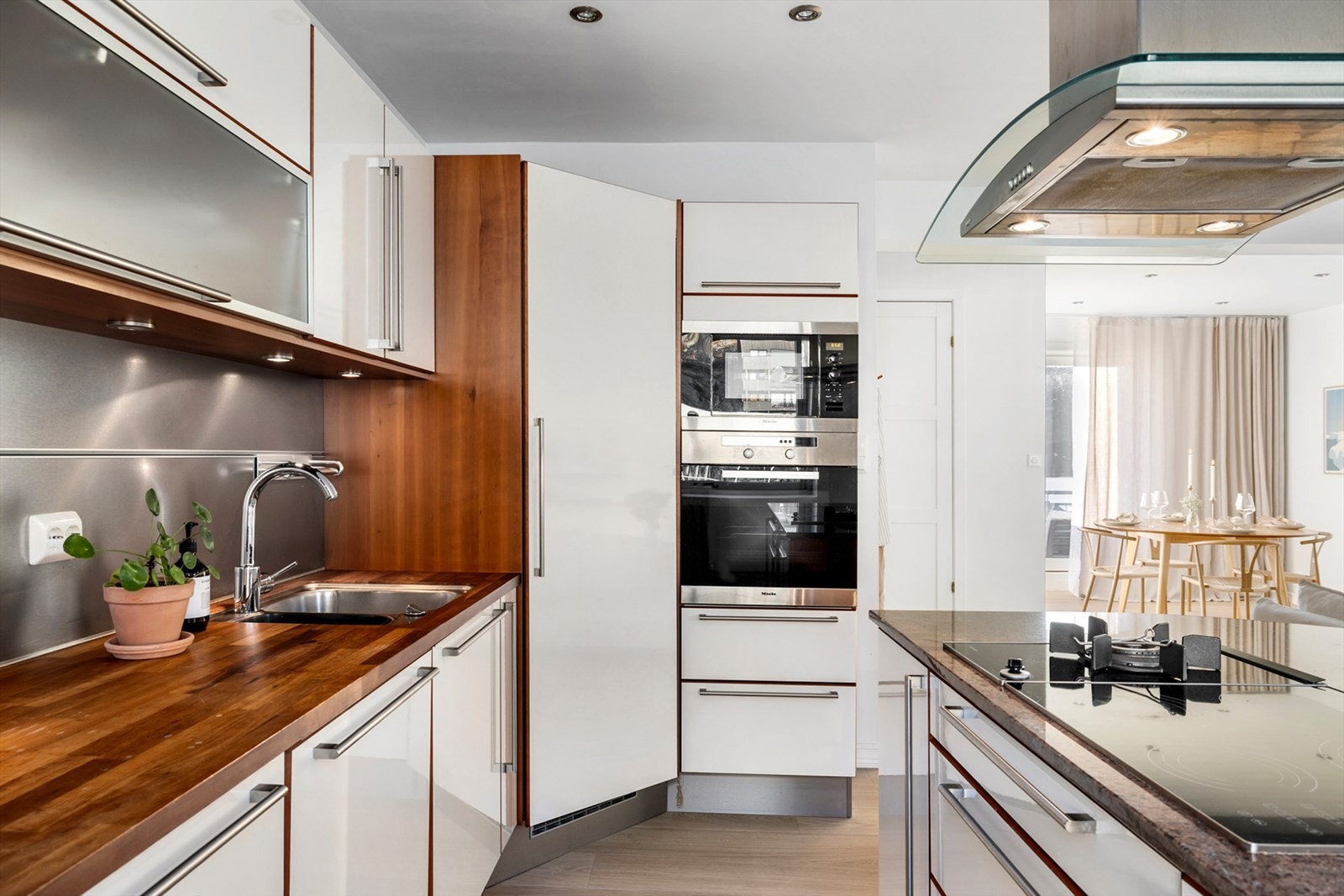 Hvitevarene er integrert, og følger selvsagt med i handelen. Galleribilde