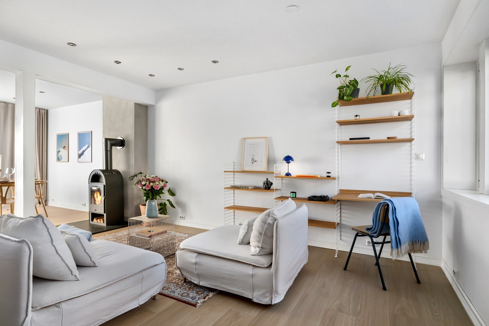 Veggene er malt i lyse farger, og skaper et fint utrykk sammen med det fine laminatgulvet. Galleribilde