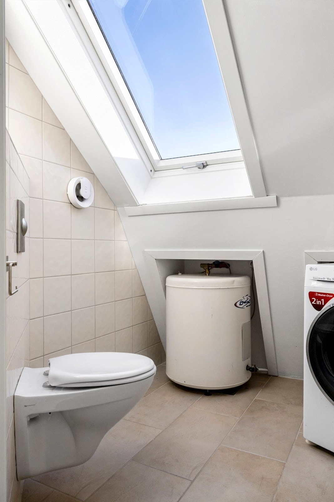 Videre er rommet innredet med vegghengt wc og baderomsinnredning. Galleribilde