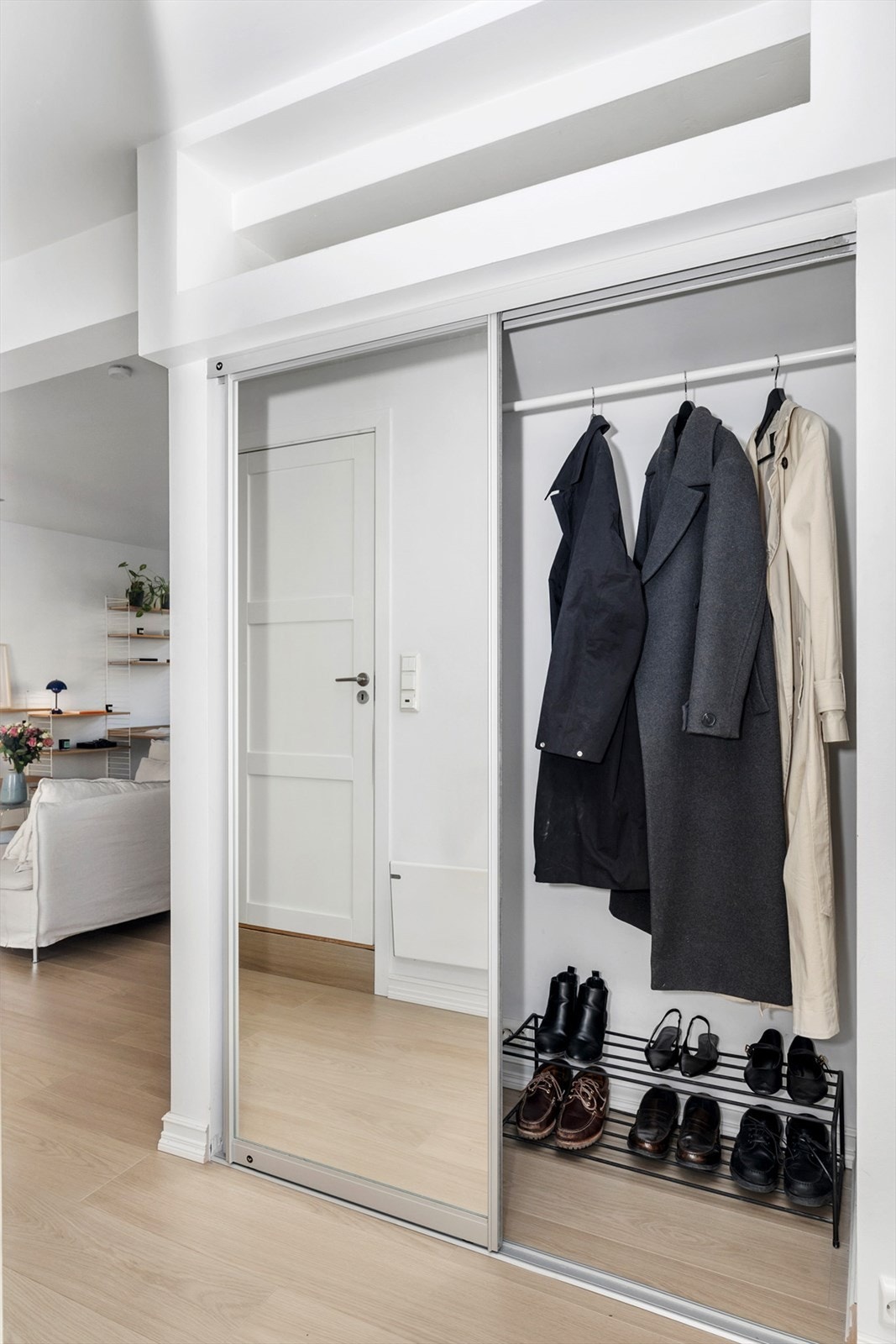 I gangen er det oppbevaringsmuligheter av yttertøy i praktisk skyvedørsgarderobe. Galleribilde