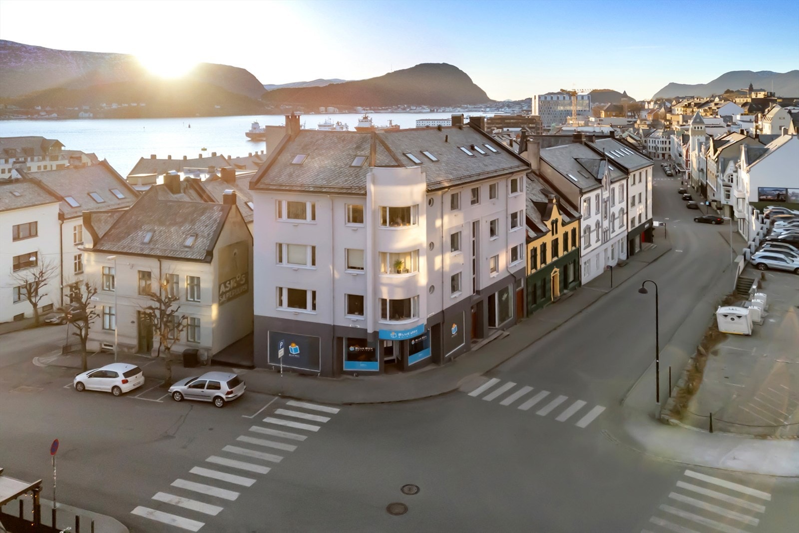 Leiligheten er helt perfekt plassert, på toppen, over byggets to øverste etasjer. Galleribilde