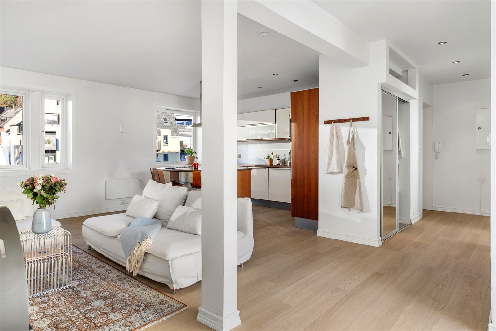 Gangen knytter sammen leiligheten på en fin måte, og leder deg videre inn i leilighetens desiderte beste rom - Galleribilde