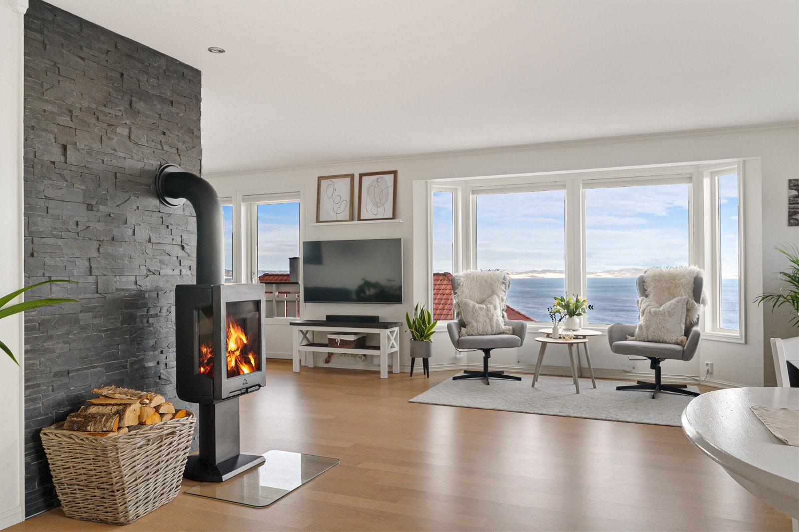 Det er dimbare downlights i både stue og kjøkken. Galleribilde