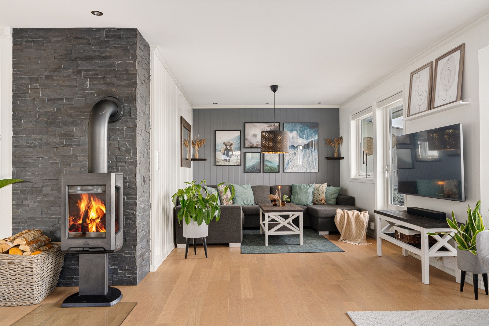 Vedfyring skaper en lun og varm atmosfære på kjølige dager. Galleribilde