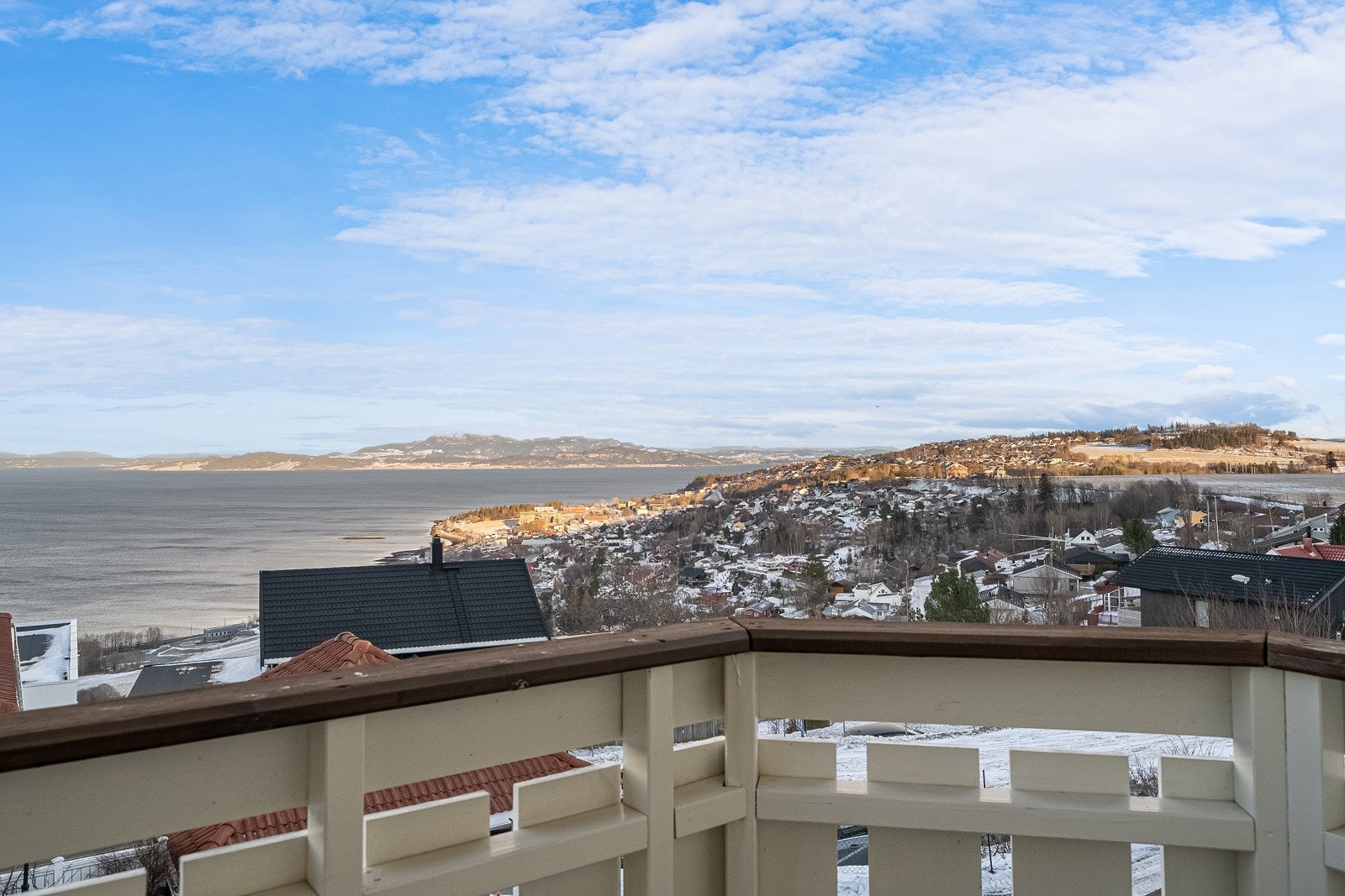 Eiendommen ligger på en høyde som gir fantastiske utsiktsforhold. Galleribilde