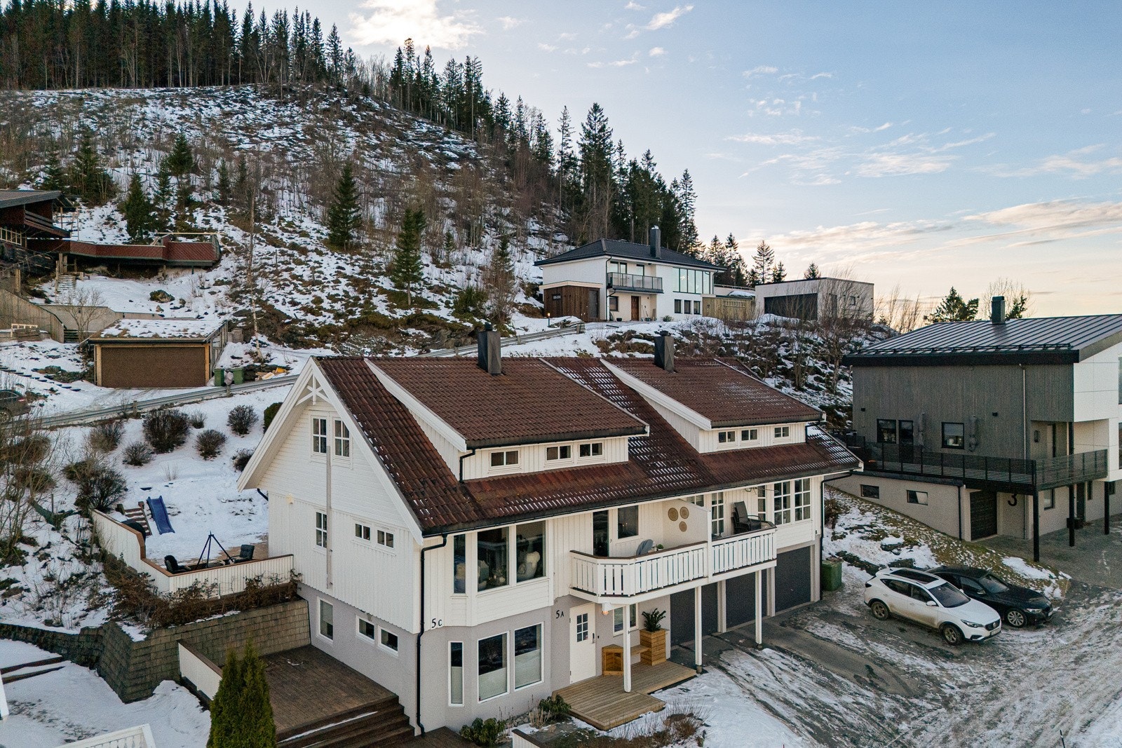 Boligen består av 3 boligseksjoner. I sokkel har hver boligseksjon egen garasjeplass med bodplass. Galleribilde
