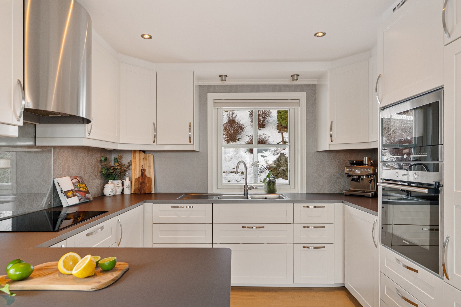 Integrerte hvitevarer på kjøkken med blant annet kjøkkenvifte fra Røroshetta. Galleribilde