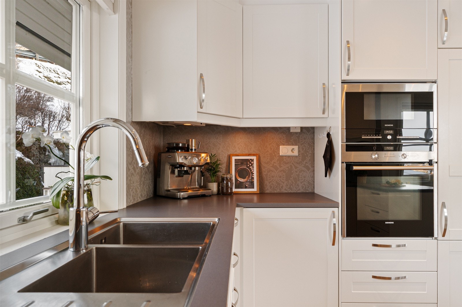 Integrerte hvitevarer fra Siemens på kjøkken, medfølger i handelen. Galleribilde