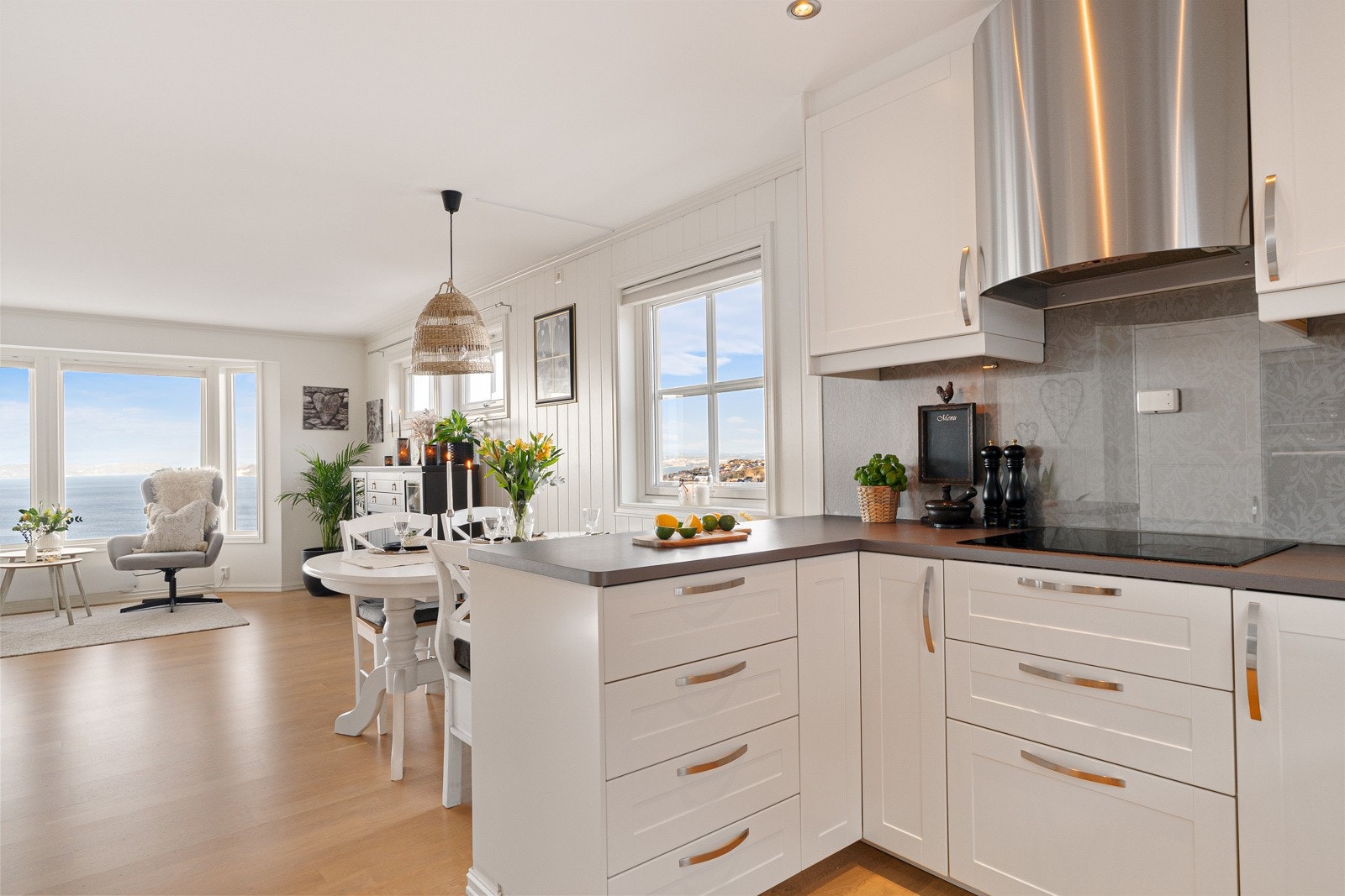 Praktisk og stilrent kjøkken i åpen løsning mot stue og spiseplass. Galleribilde