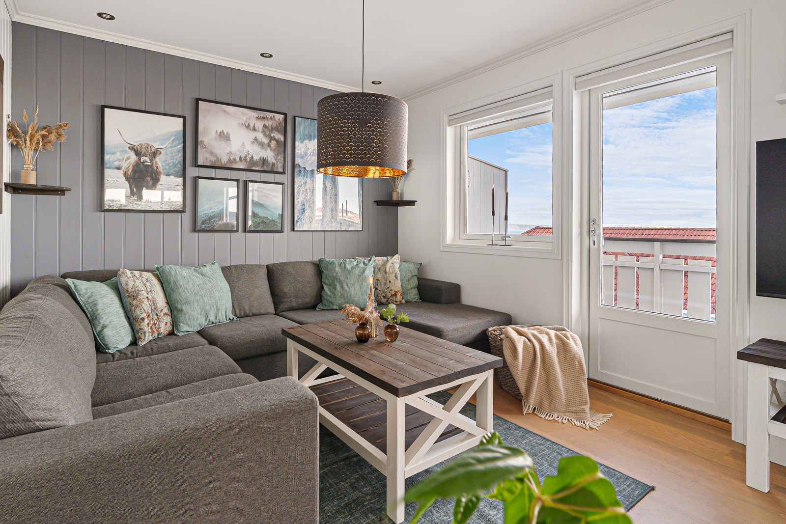 Stue med god plass til sofahjørne. Galleribilde