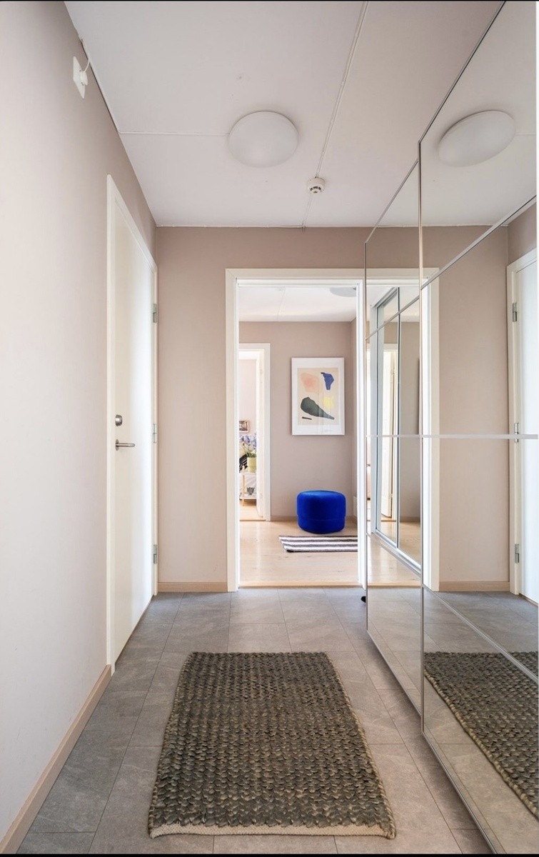 Felles entree med eier, men skyvedørsgarderoben (med speil) disponeres alene av leietaker. (Dør til hybel på venstre side i bildet). Galleribilde