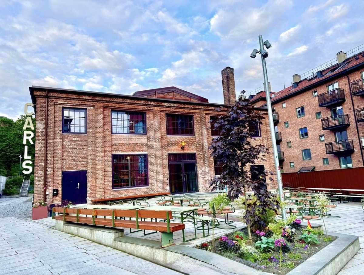 Populære Carls med kafé, bar, restaurant og mer ligger like i nærheten. Her arrangeres det mange forskjellige arrangementer; fotballkamper, pubkor, quiz, podcast innspilling, bruktmarked + mye mer! Galleribilde