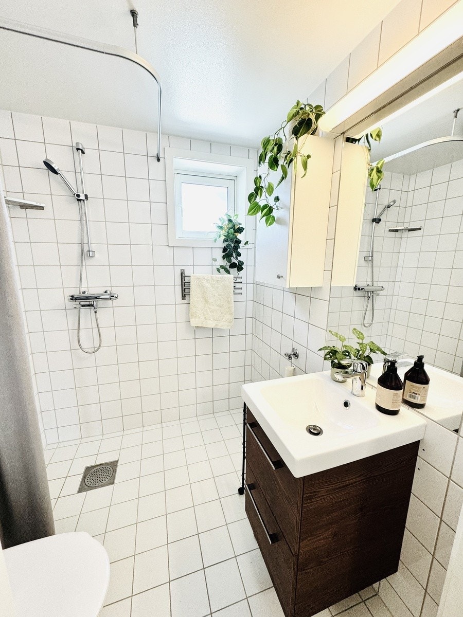 Eget bad med dusj, toalett og vaskeservant. Vaskemaskin blir satt inn før innflytting. Galleribilde