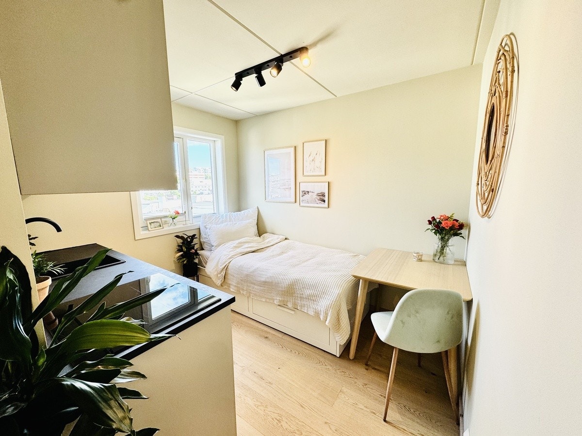 Hybelen er nyoppusset i 2025 og ligger høyt og fritt i 10 etasje med heis. Galleribilde