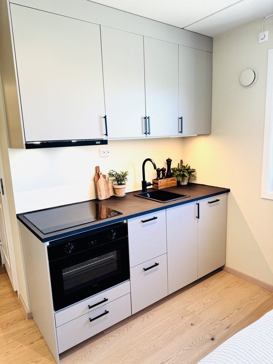 Kjøkkenet er nytt fra 2025 og har alle fasiliteter. Fullt utstyrt. Galleribilde