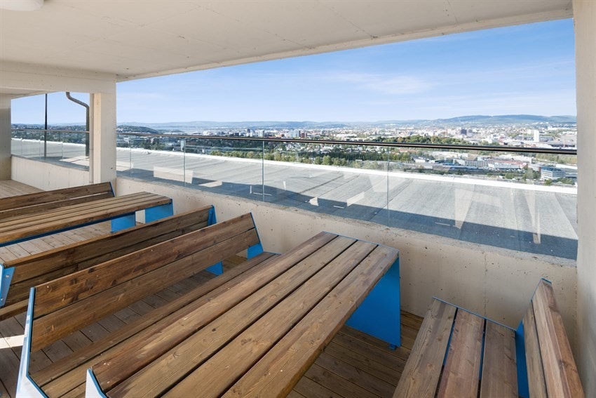 Takterrassen har også bord og benker, samt en fantastisk utsikt over Oslo Galleribilde