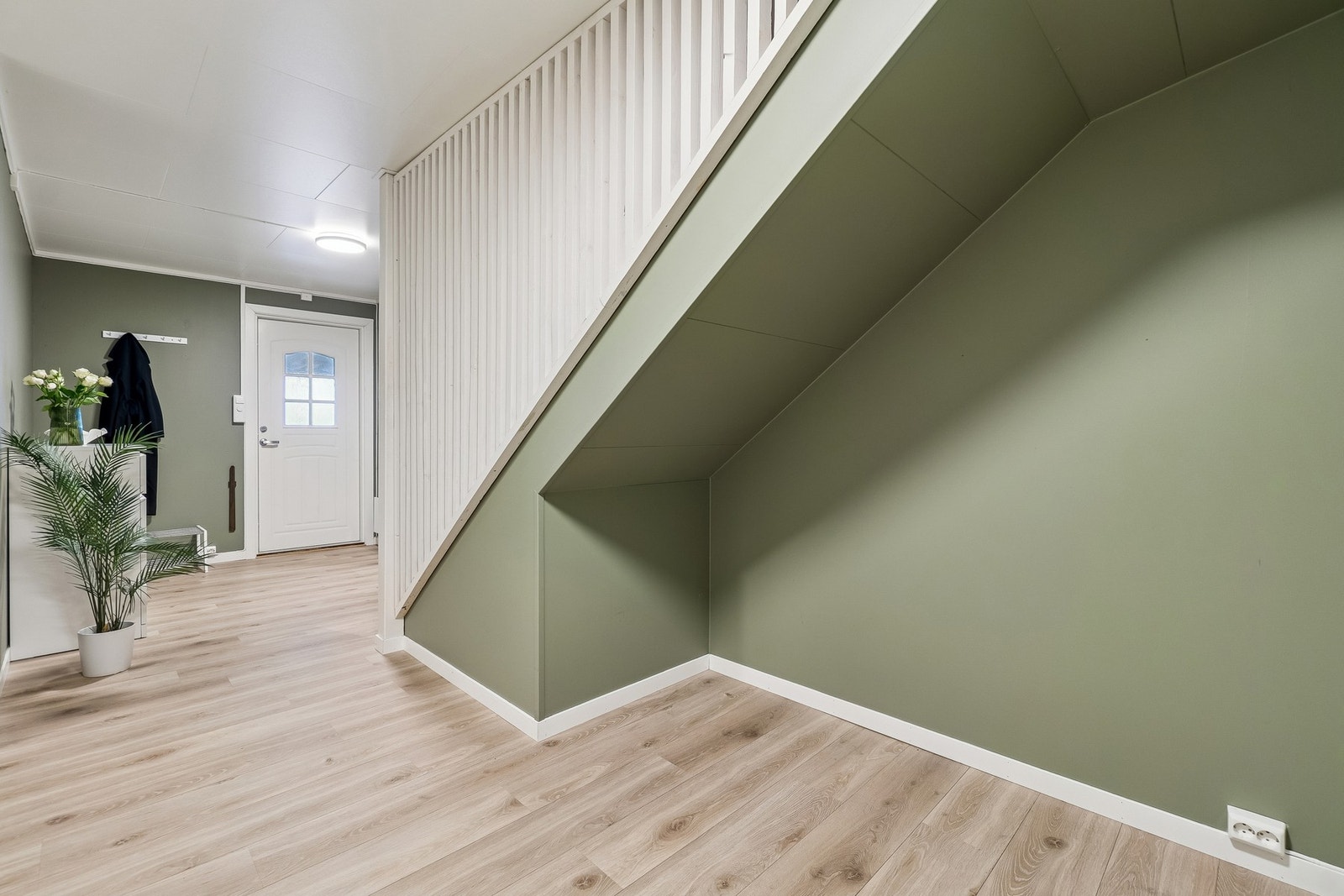 Boligen gir et godt førsteinntrykk med moderne og tidsriktige material- og fargevalg, noe som er gjennomgående i de fleste rom. Galleribilde