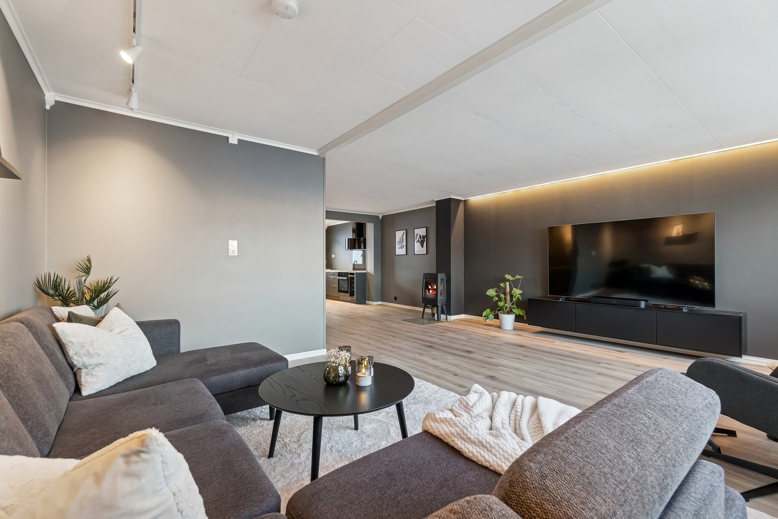 Stuen har blitt utvidet inn hvor det tidligere var et tredje soverom. Galleribilde