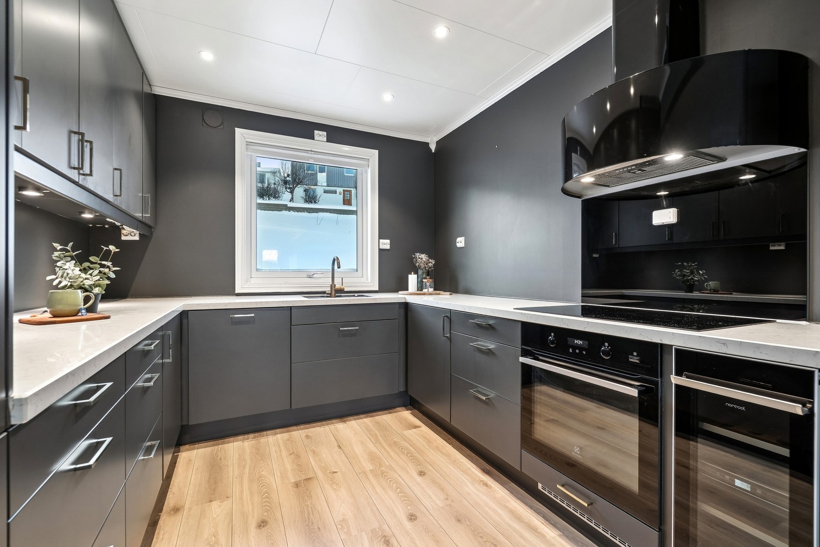 Her får du et kjøkken fra 2018 med en gjennomført med en pen utførelse. Kjøkkeneinnredningen er fra Epoq og har slette grå fronter, benkeplate i marmor og gulldetaljer som gir et moderne inntrykk. Galleribilde