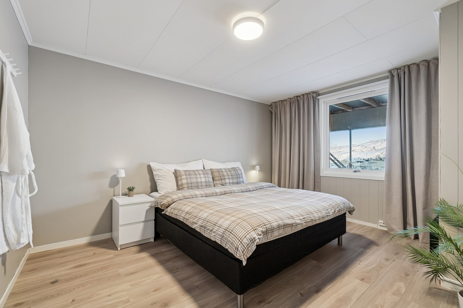 Soverommet i 1. etasje er størst med god plass for dobbeltseng og øvrig innredning som skrivebord, skap, o.l. Selger har overflatebehandlet og lydisolert dette soverommet i 2025. Galleribilde