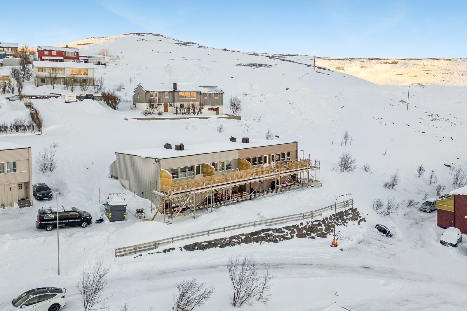 Det er foretatt og foregår enda utvendige utbedringer i regi av borettslaget. Galleribilde