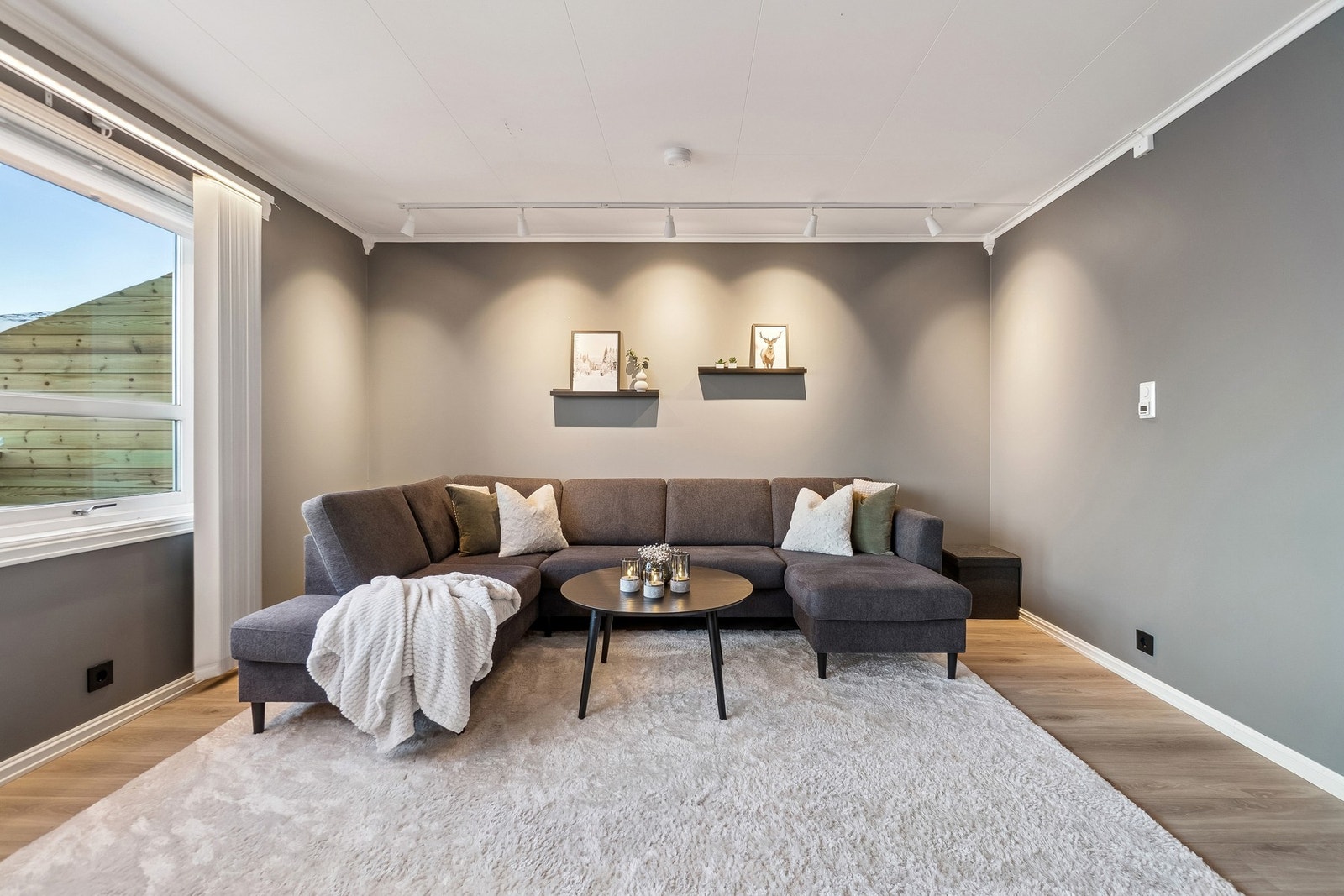 Stuen fremstår svært tidløs og moderne og har god plass for sittegrupper i flere soner Galleribilde