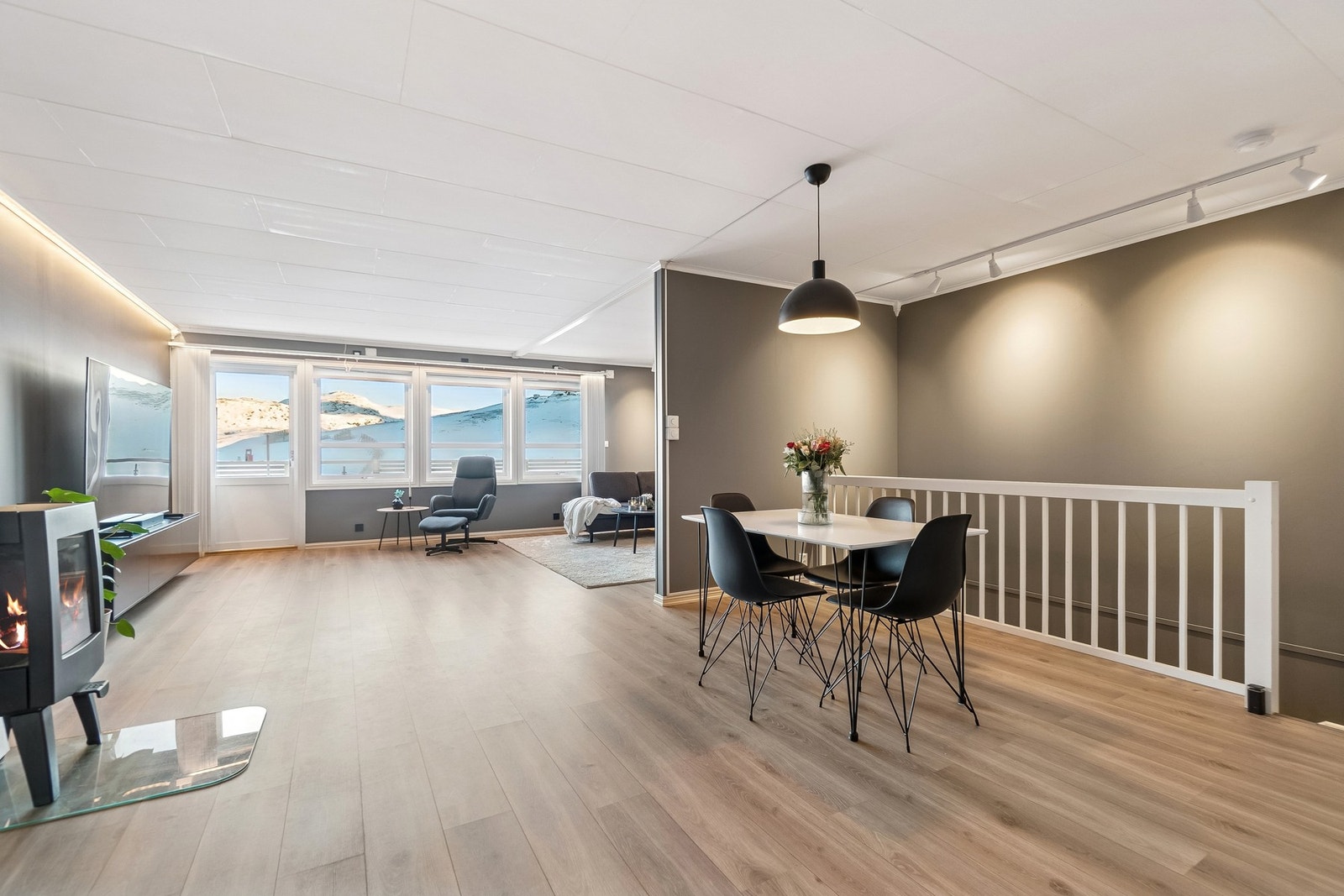 Her er det også en vedovn for hygge og varme på kaldere årstider. Galleribilde