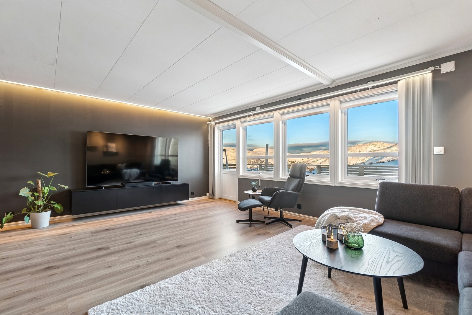 Herfra finner du også adkomst til boligens balkong i front, og store vindusflater som gir rikelig med naturlig lysinnslipp. Galleribilde