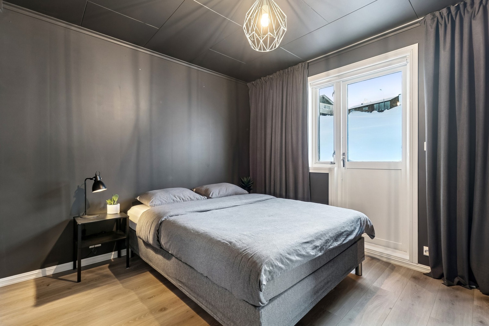 Soverommet i 2. etasje har adkomst rett fra trappegang, og videre adkomst til boligens terrasse i bakkant. Dette soverommet er noe mindre, men vil likevel få god plass til dobbeltseng og enkel innredning. Galleribilde