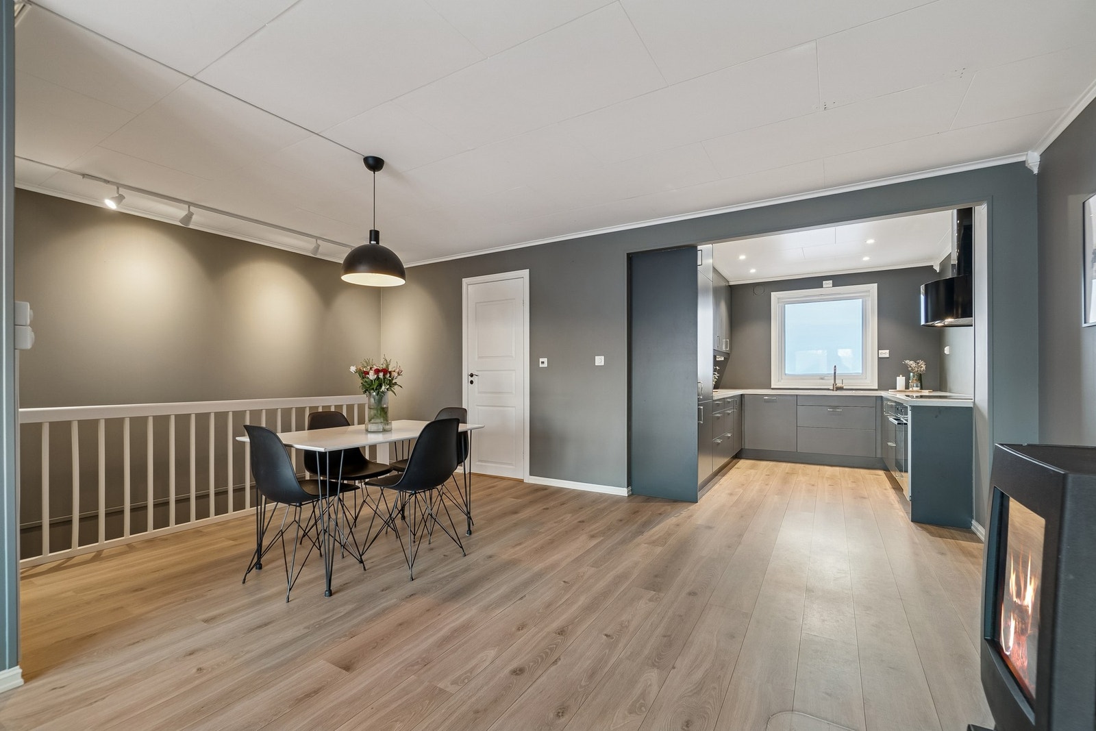 Stuens utforming gjør at du får flere muligheter ved innredning, og god plass for spisebord der du måtte ønske det. Galleribilde