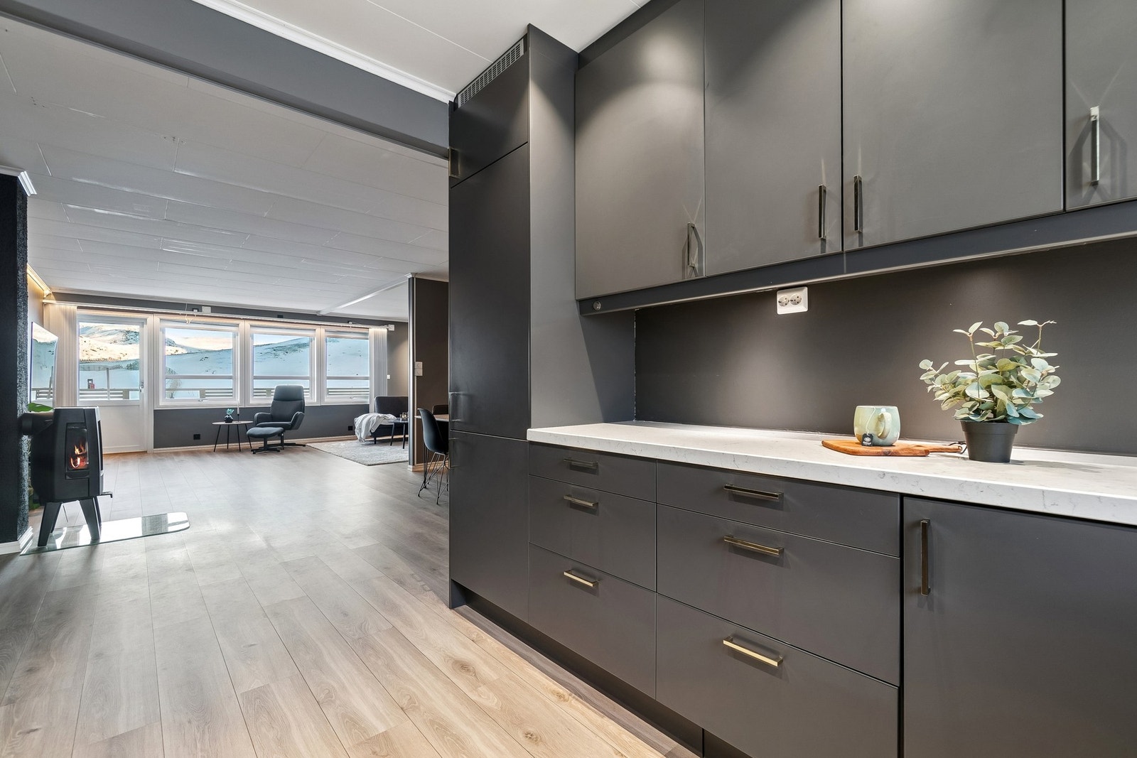 Kjøkkenet er i ettertid av byggeår blitt en del av stuearealet ved å fjerne en vegg, noe som bidrar veldig til det veldig moderne og luftige inntrykket etasjen gir. Galleribilde