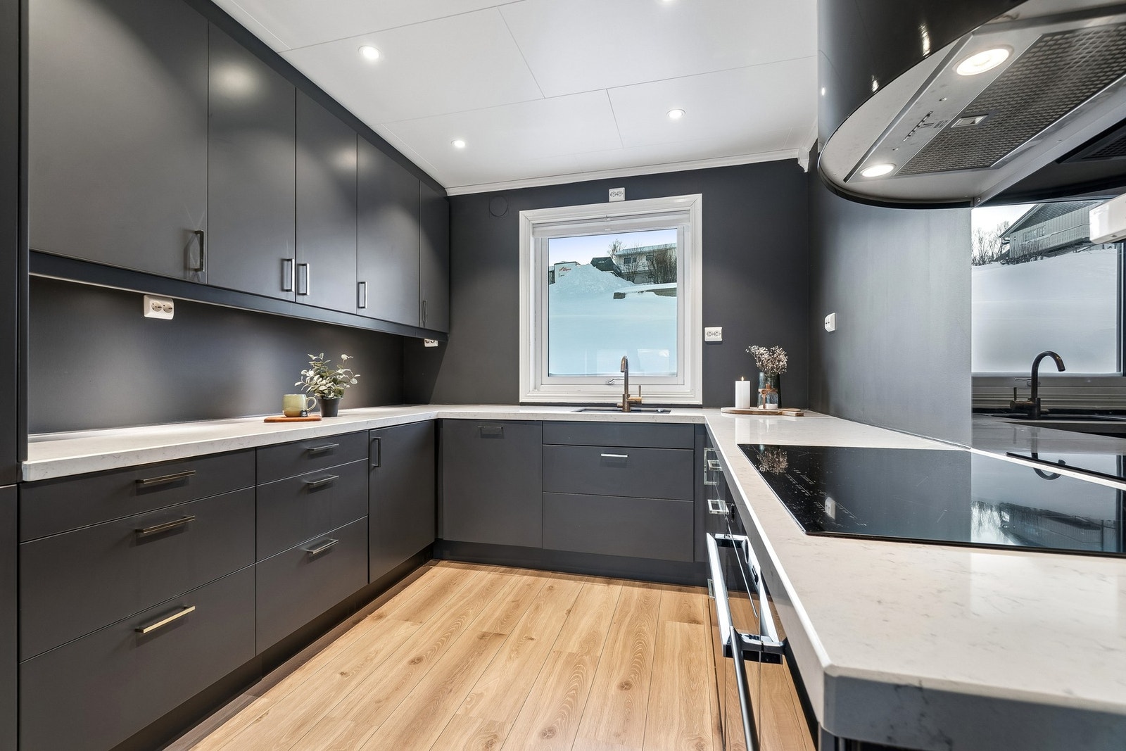 Det er integrerte hvitevarer, og du har også integrert vinskap. Samtlige integrerte hvitevarer medfølger handelen, og du får rikelig med oppbevaringsplass i skuffer og skap. Galleribilde