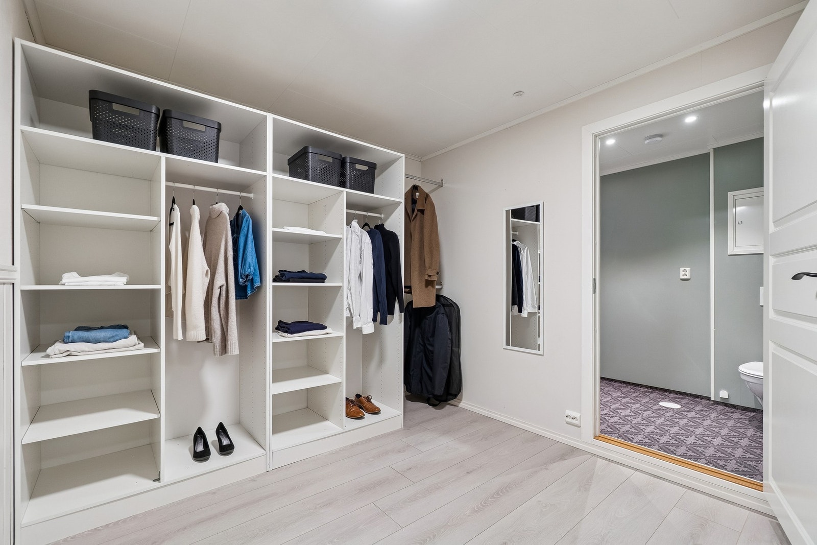 I 1. etasje er det også en flott og luftig walk-in garderobe. Galleribilde