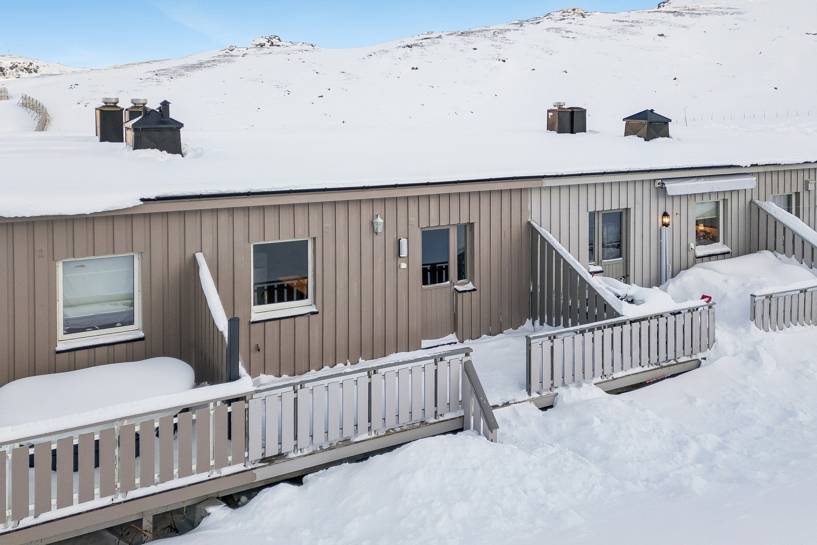 På begge sider av boligen får du også muligheten til å skape trivelige uteseksjoner med gode solforhold, hvor du også kan flytte deg etter forholdene ved ønske og behov. Galleribilde