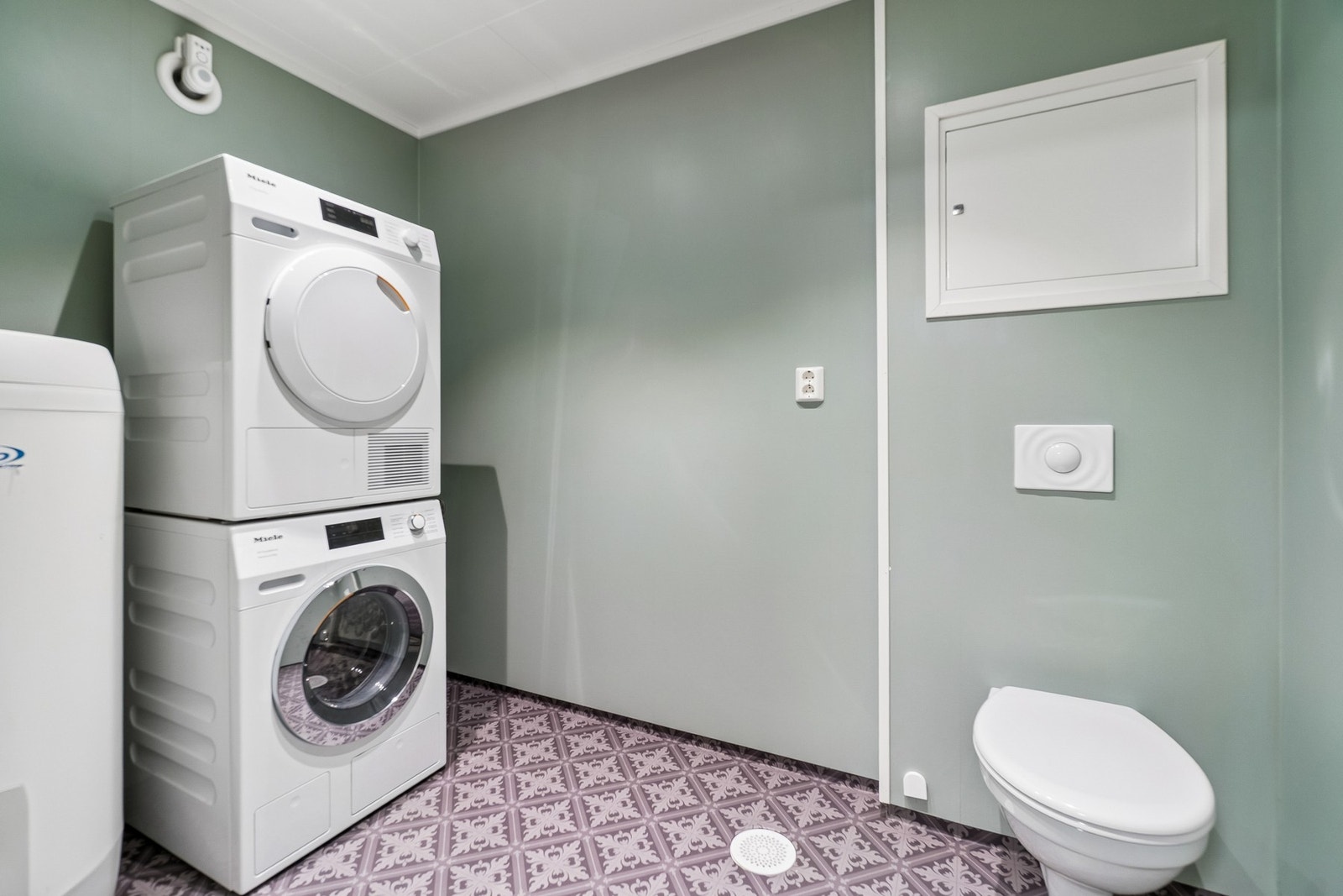 Vaskerommet ble oppusset i 2019 ifølge tidligere selger. Her er det også et ekstra toalett. Galleribilde