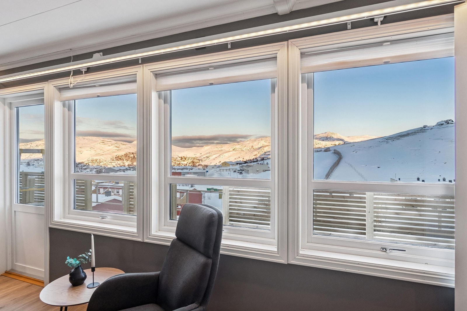 Fra stuen og balkongen får du en flott utsikt til nærområdene. Galleribilde