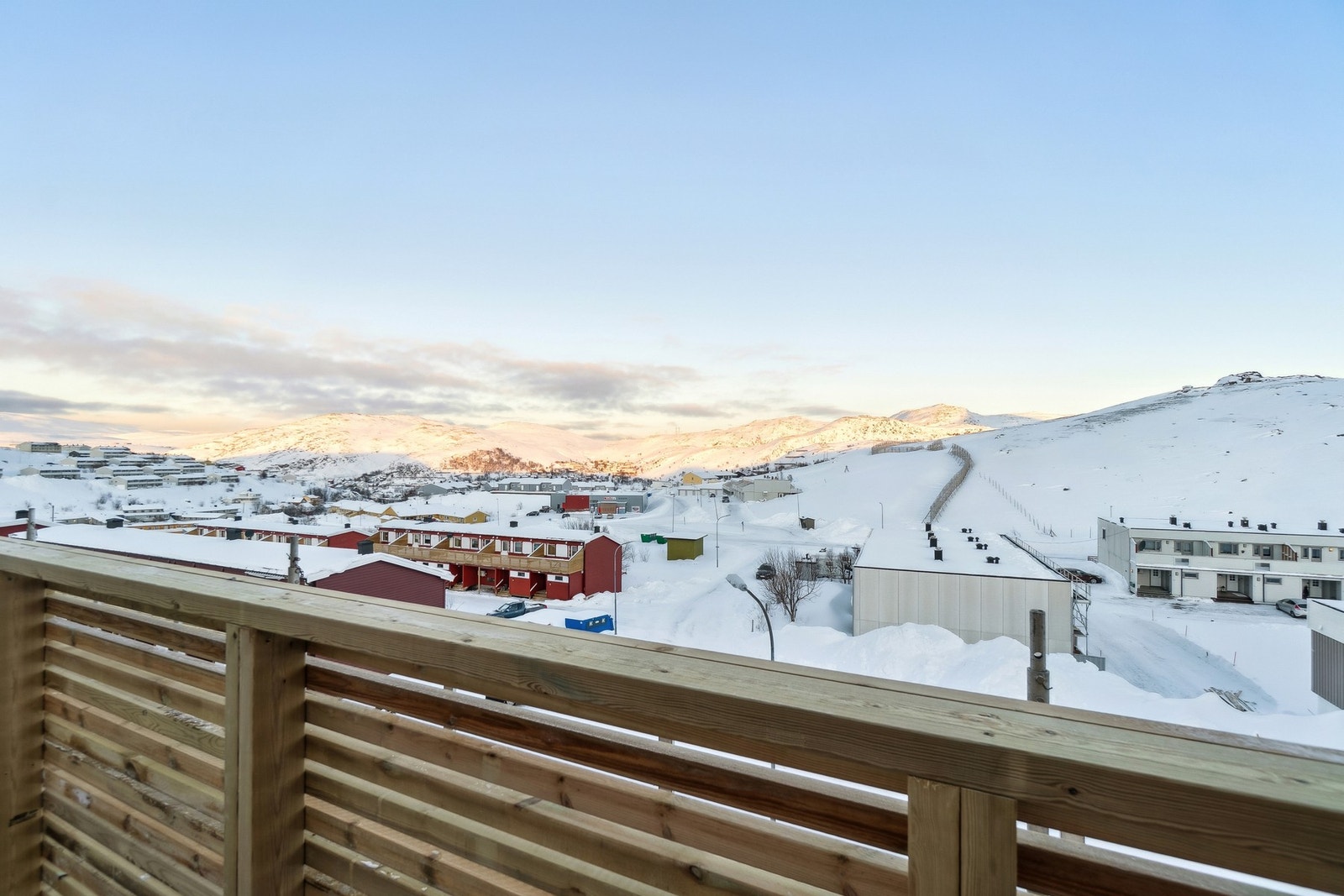 Området er etablert med rekkehus og eneboliger. I nærheten har man både barneskole, barnehage, friluftsområder og dagligvarebutikk. Galleribilde