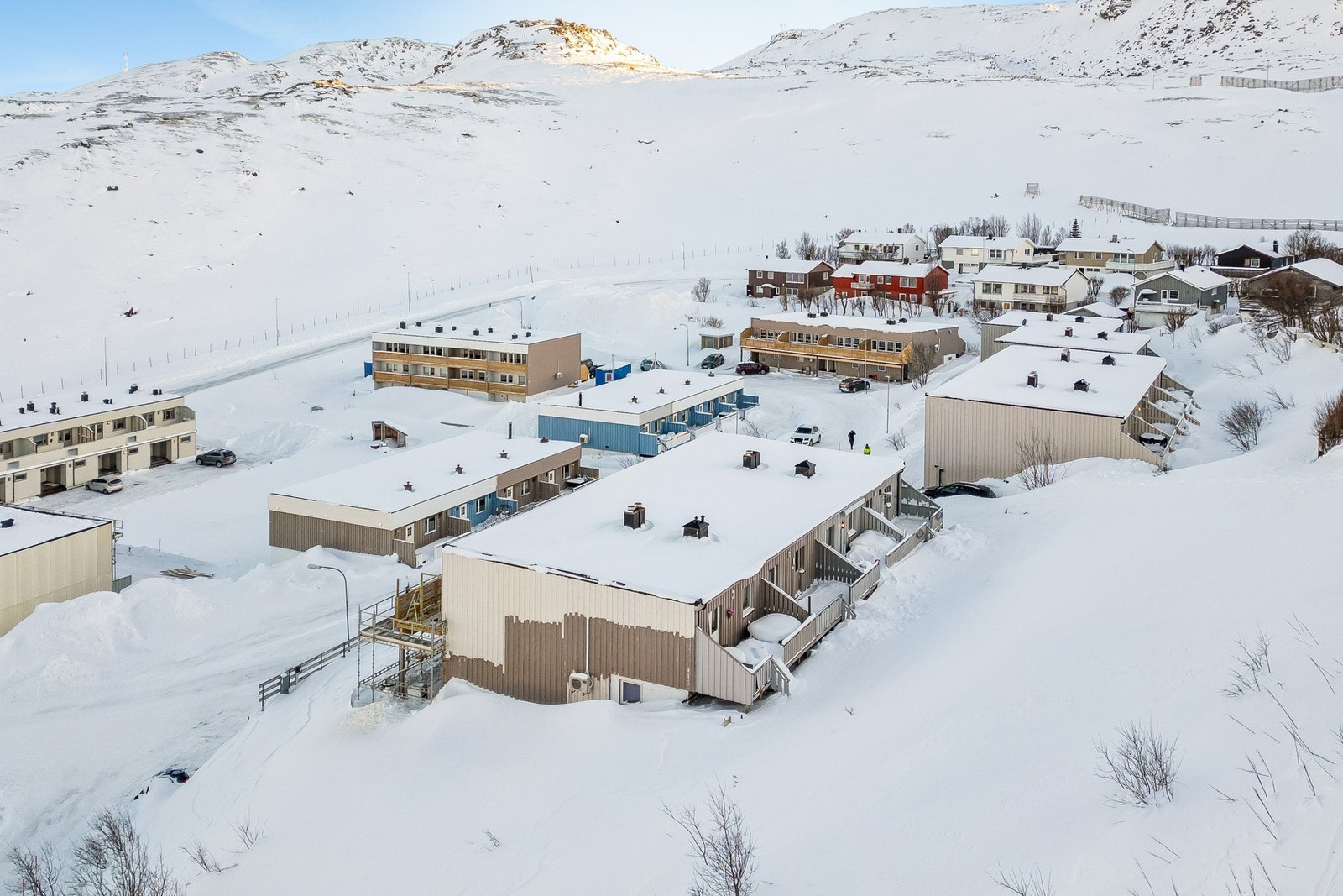 Eiendommen har nærhet til Baksalen barneskole med SFO, samt Tyven barnehage som ligger like nord for eiendommen. Galleribilde
