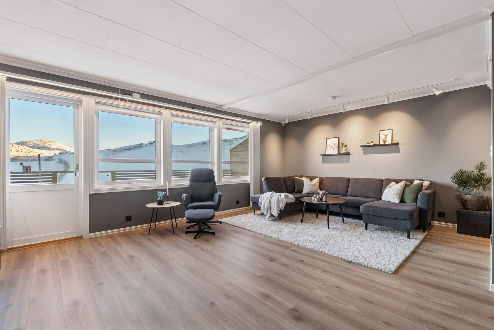 Her får du en flott leilighet i et veletablert boligområde, med nærhet til turområder og en rekke fasiliteter. Galleribilde