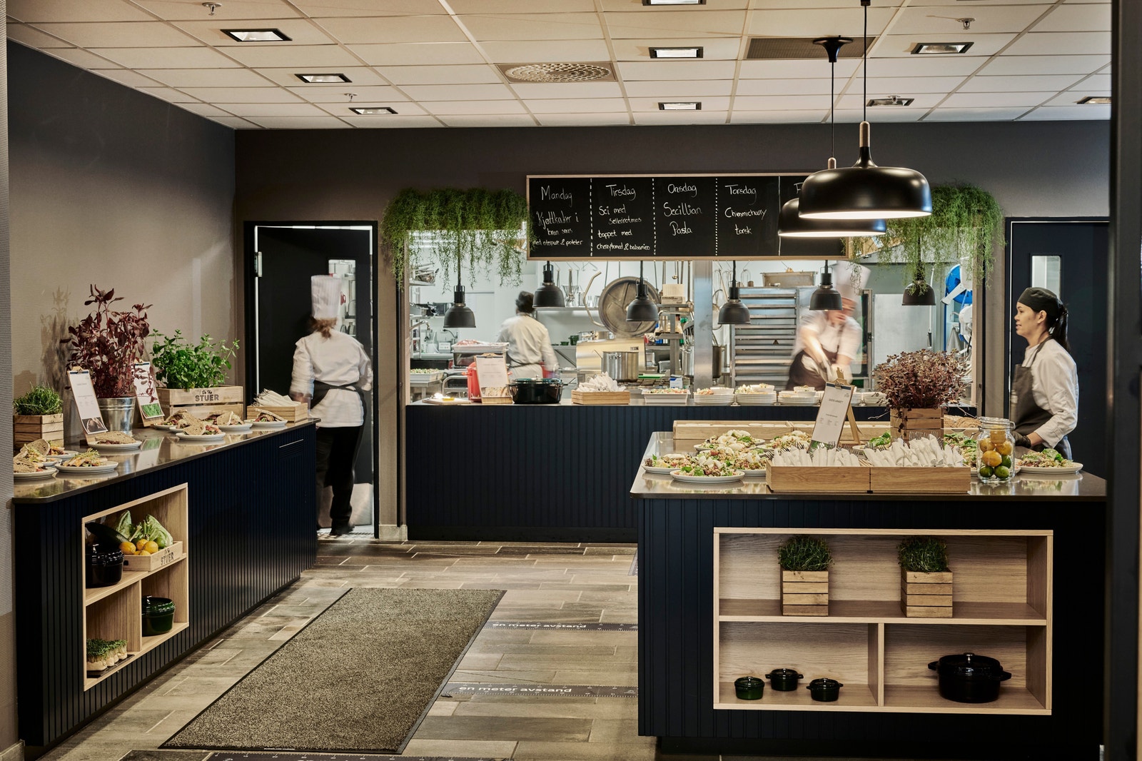 Personalrestaurant som serverer nydelig lunsj, møtemat og overtidsmat
Foto: Tom Haga Galleribilde