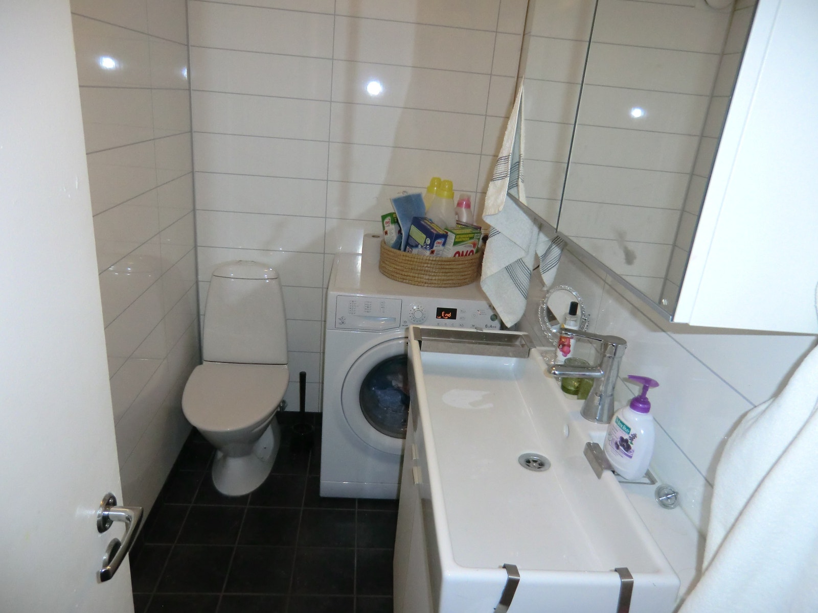 Bad 1 med toalett og vaskemaskin Galleribilde