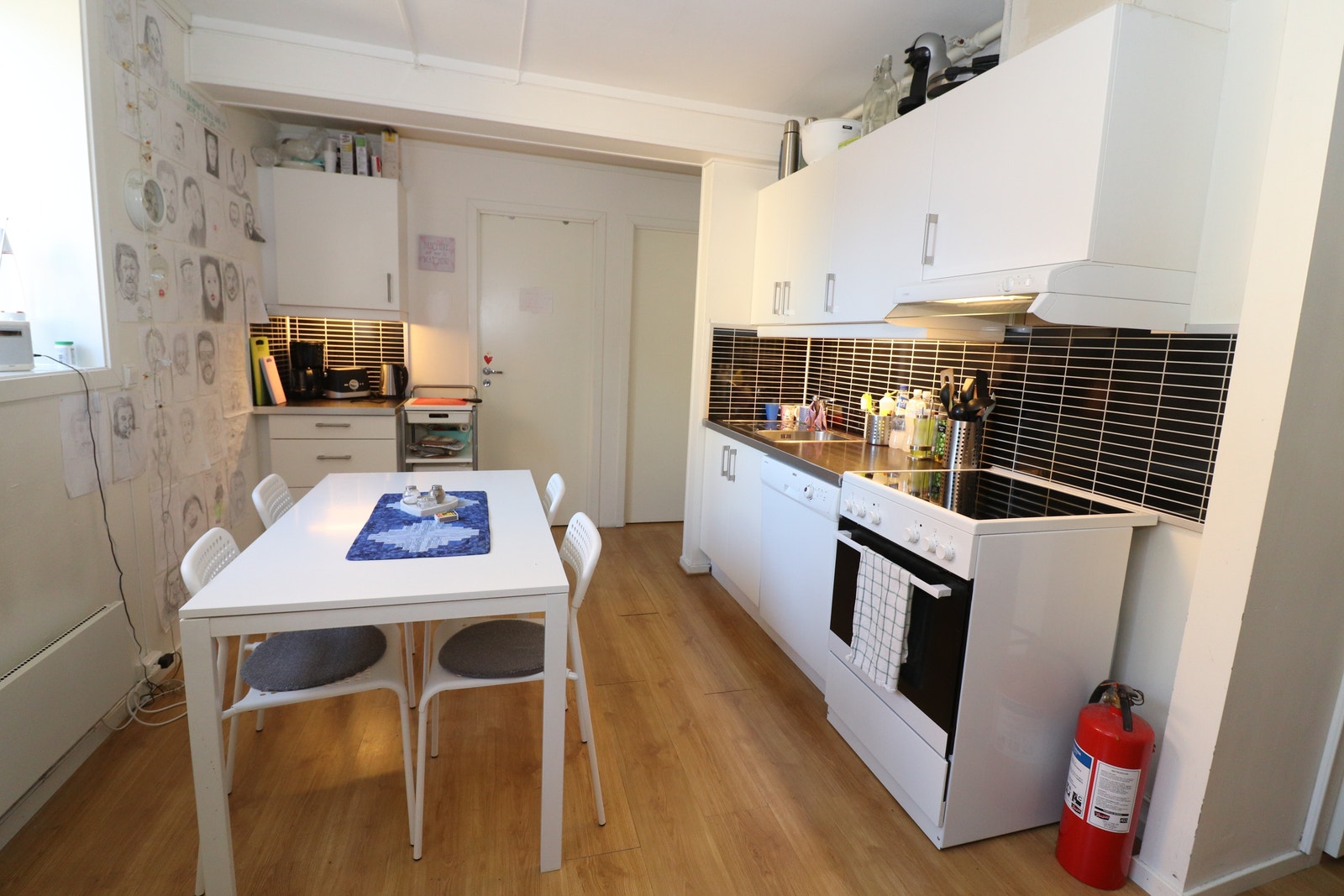 Kjøkken med plass til spisebord Galleribilde