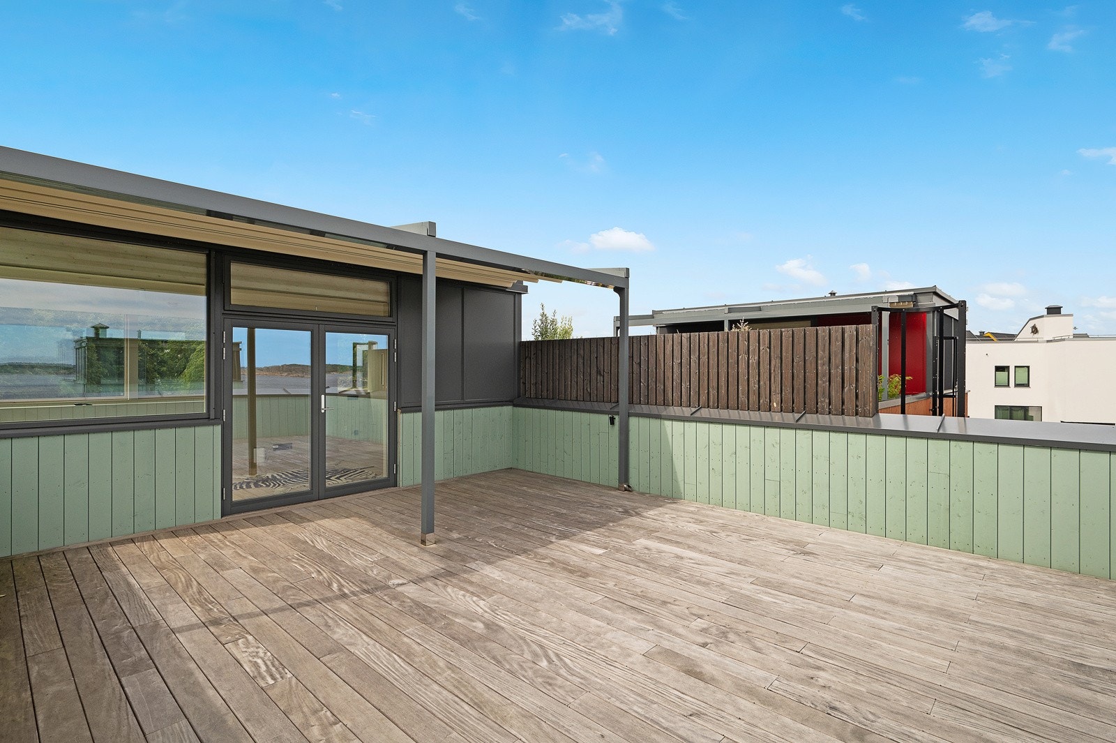 Også her er det en pergola som kan gi etterlengtet skygge på de aller varmeste sommerdagene. Galleribilde