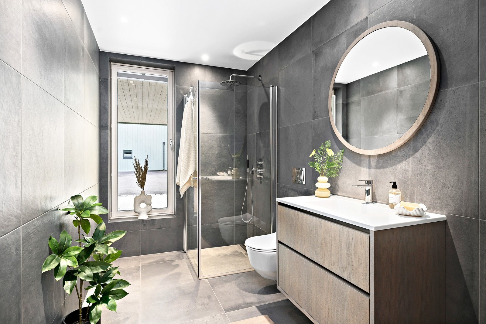 Boligens bad nr. 2 har alt du trenger for en god start på dagen. I tillegg er det opplegg for vaskemaskin i boden i samme etasje. Galleribilde