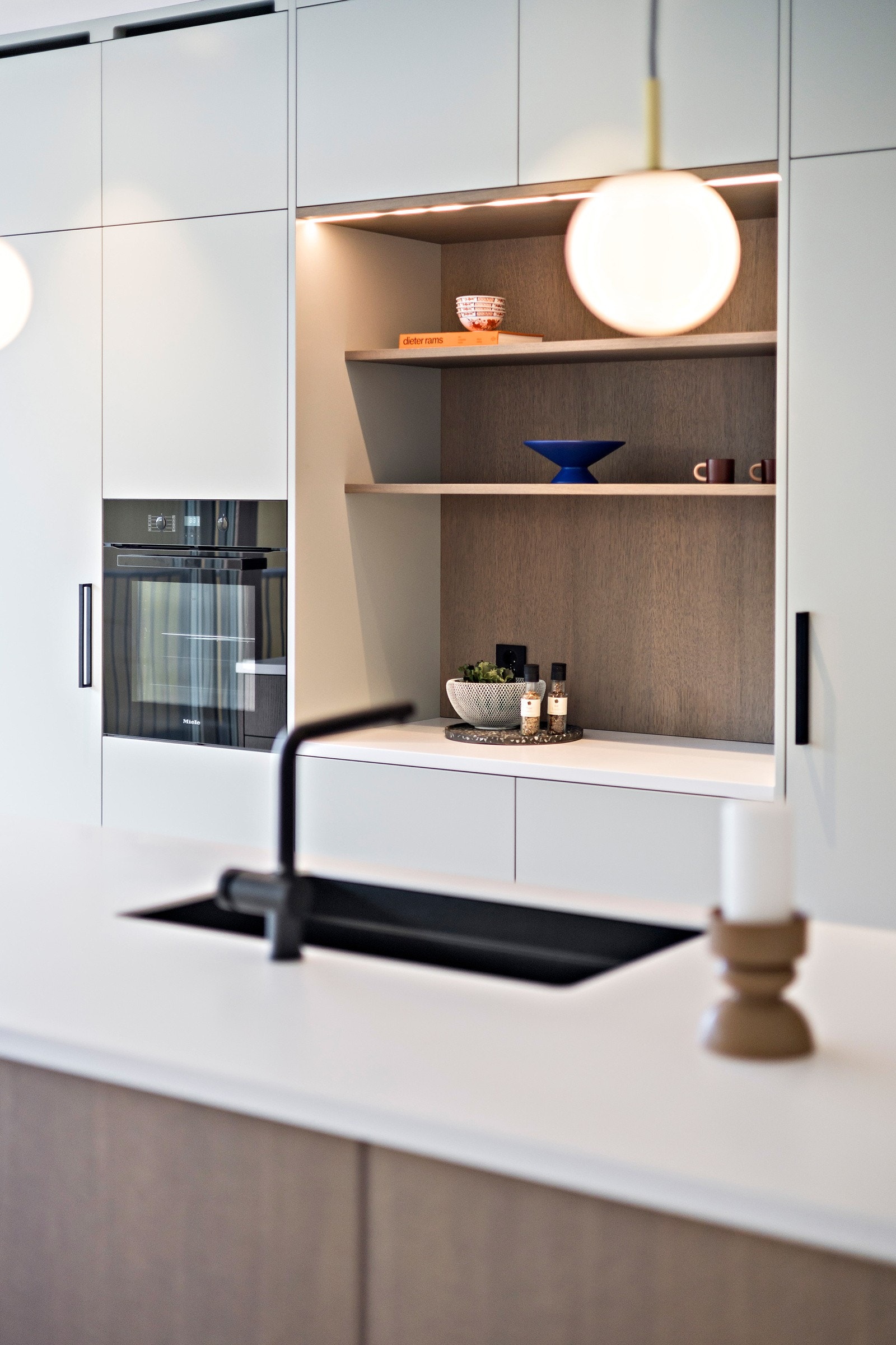 Det er integrerte hvitevarer fra kvalitetsleverandøren Miele i form av induksjonstopp, stekeovn, oppvaskmaskin og en kombinert kjøl/frys. Galleribilde