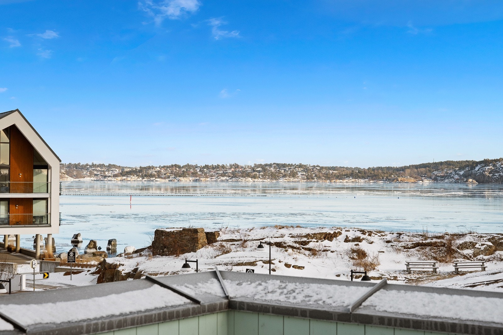 Terrassen har ikke både upåklagelig utsikt, men også gode solforhold og god plass til det du måtte ønske av utemøblement. Galleribilde