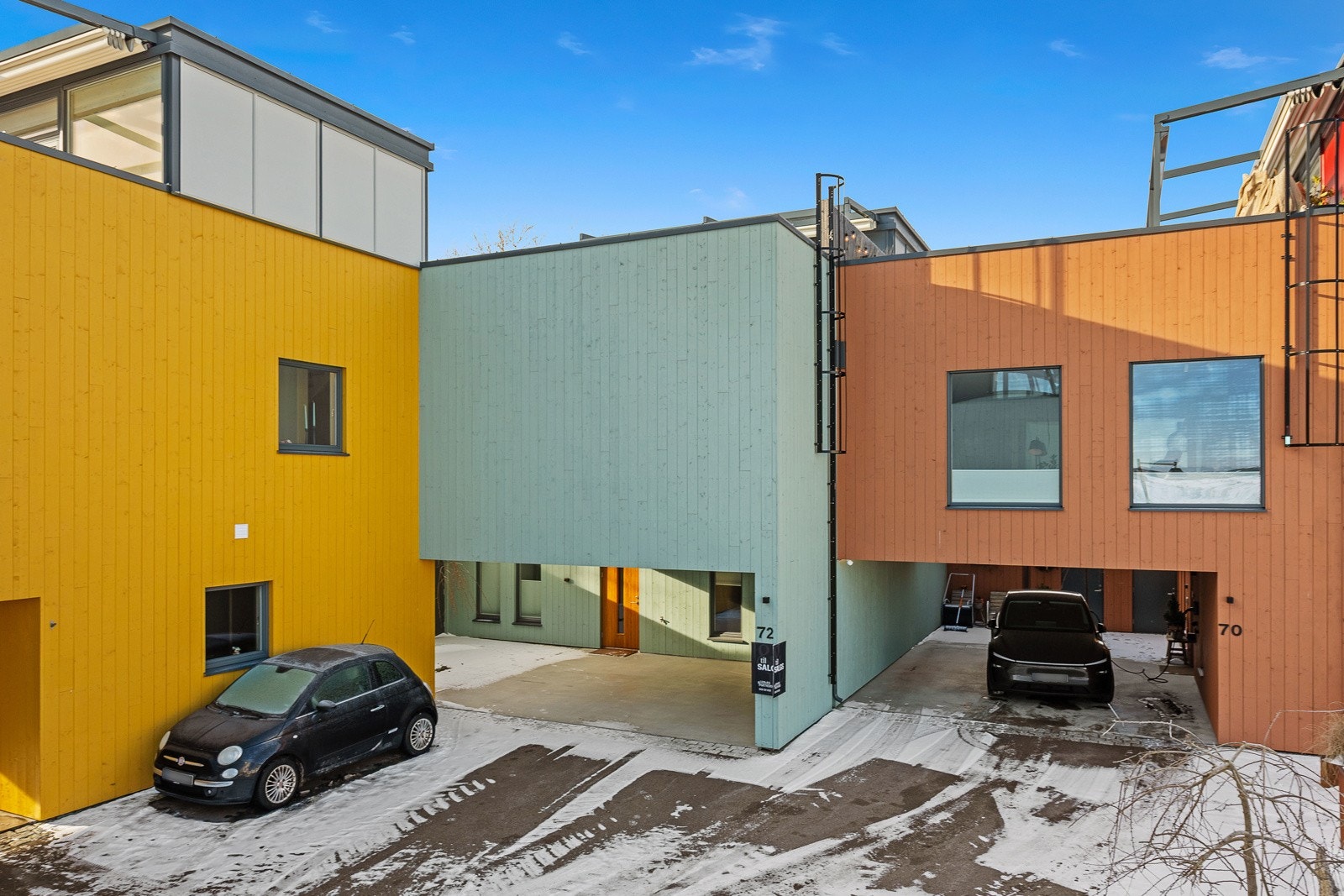 Det er parkering i carport ved boligens inngangsdør med plass til 2 biler, så her slipper du å koste bilen fri for snø vinterstid. Galleribilde