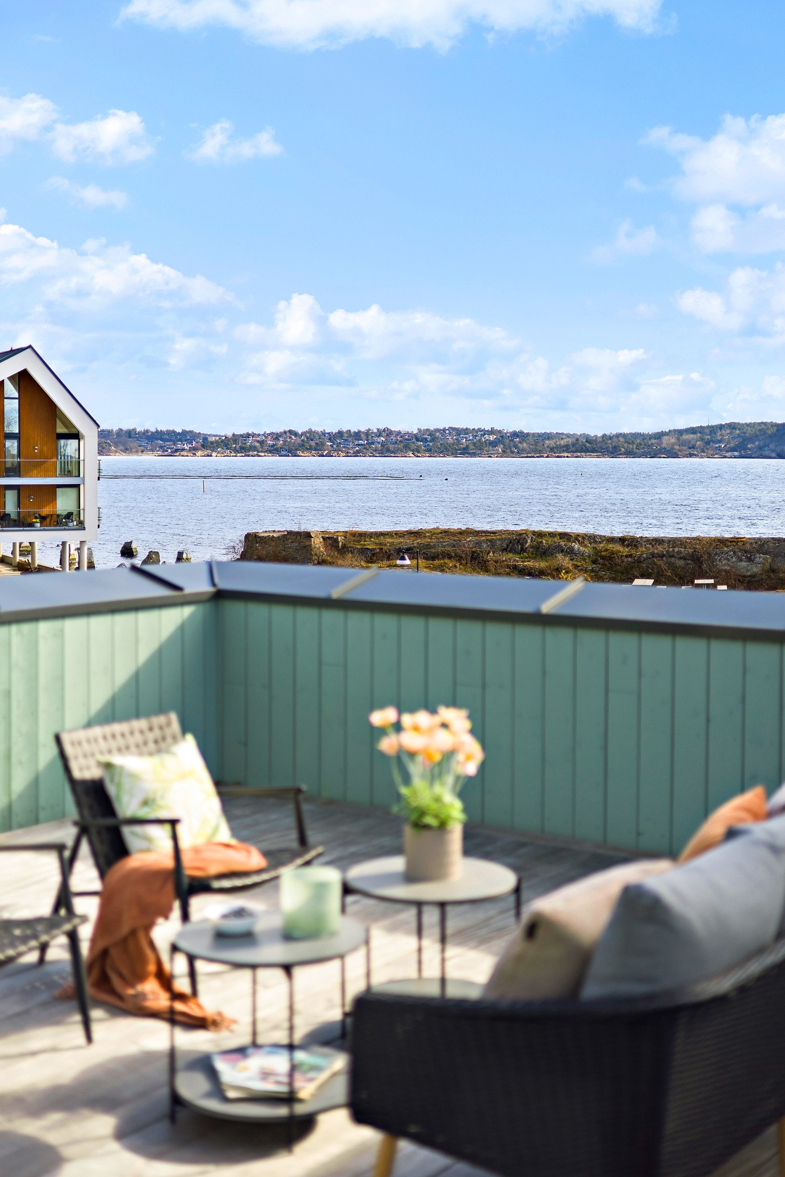 Her blir du øyeblikkelig tatt av den vakre utsikten. Her skap du din egen lille oase med grønner planter og blomster. Det er montert en frostfri utekran på alle plan som gir enkel adgang til vann. Galleribilde