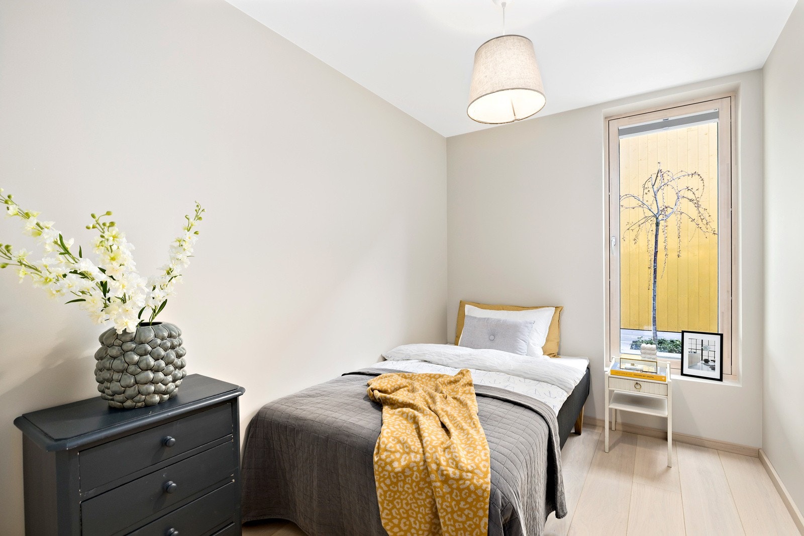 Soverom nr. 2. Soverommene er delikat innredet med 1-stavs eikeparkett og veggflater malt i ulike duse fargetoner. Galleribilde