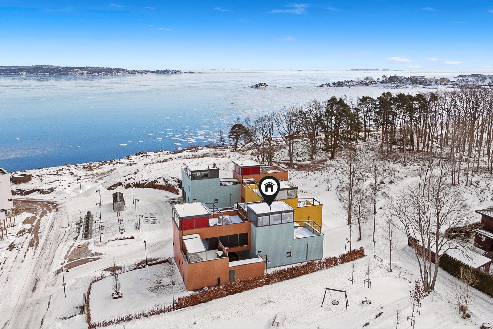 Boligen har en god intern beliggenhet på enden. Området er for mange kjent som Larvik sitt eget lille Venezia med fargerike bygg, fine kanaler og sin unike beliggenhet helt i vannkanten. Galleribilde